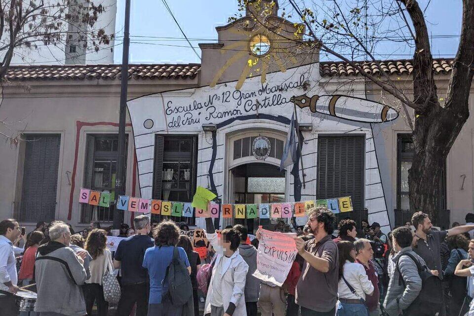 Abrazo de familias y docentes a una de las escuelas "transformadas" en jornada completa