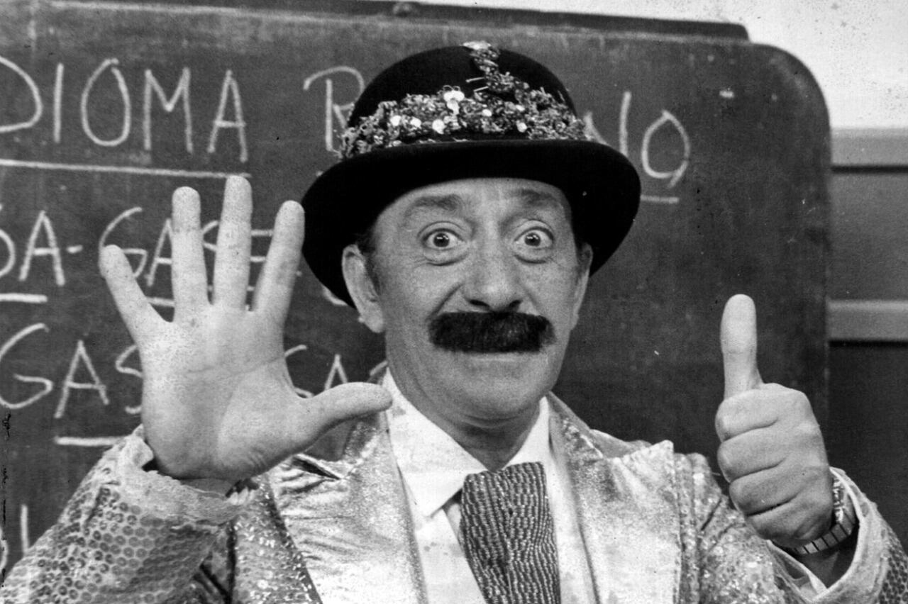 En 1988 Alberto Olmedo muere tras caer del balcón del departamento que habitaba en un piso 11 durante la temporada de teatro en Mar del Plata.