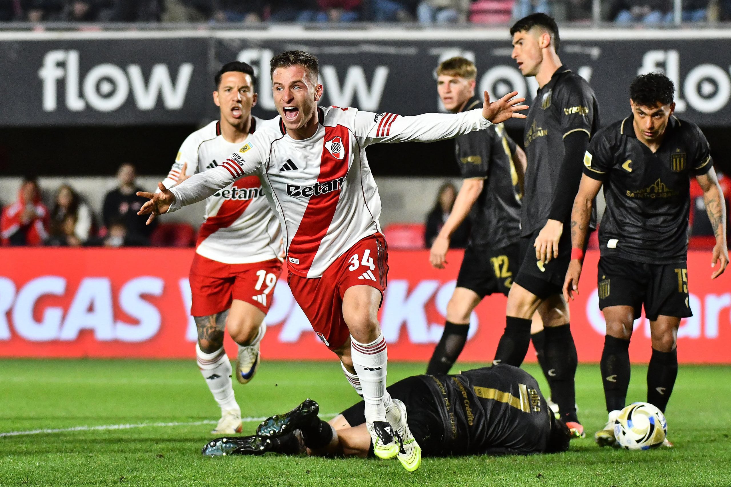 Galoppo festeja el gol con el que River abrió el marcador