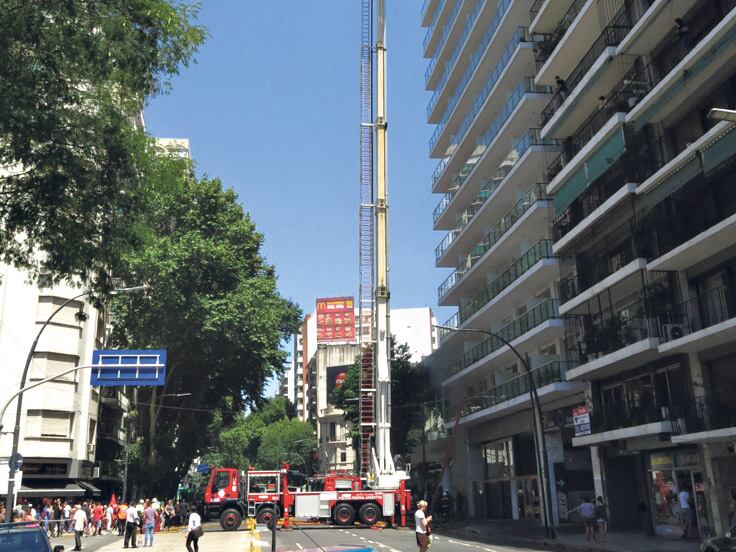 La grúa se instaló sobre la avenida Santa Fe.
