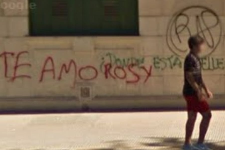 Como puede verse en antiguas imágenes de Google Street View, la fachada de la escuela tenía pintadas previas.