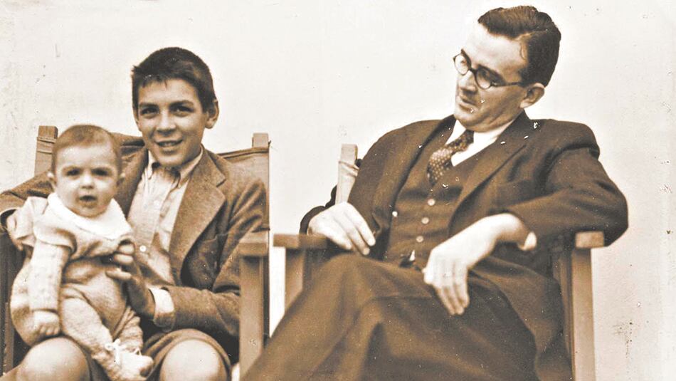 Padre e hijo, y un hermanito menor en brazos del futuro Che.