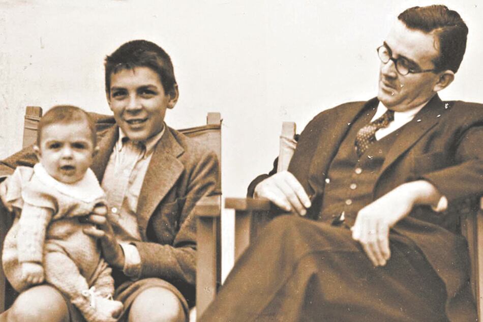 Padre e hijo, y un hermanito menor en brazos del futuro Che.