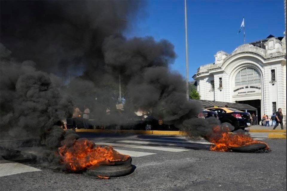 La protesta incluyó corte de calle y quema de neumáticos.