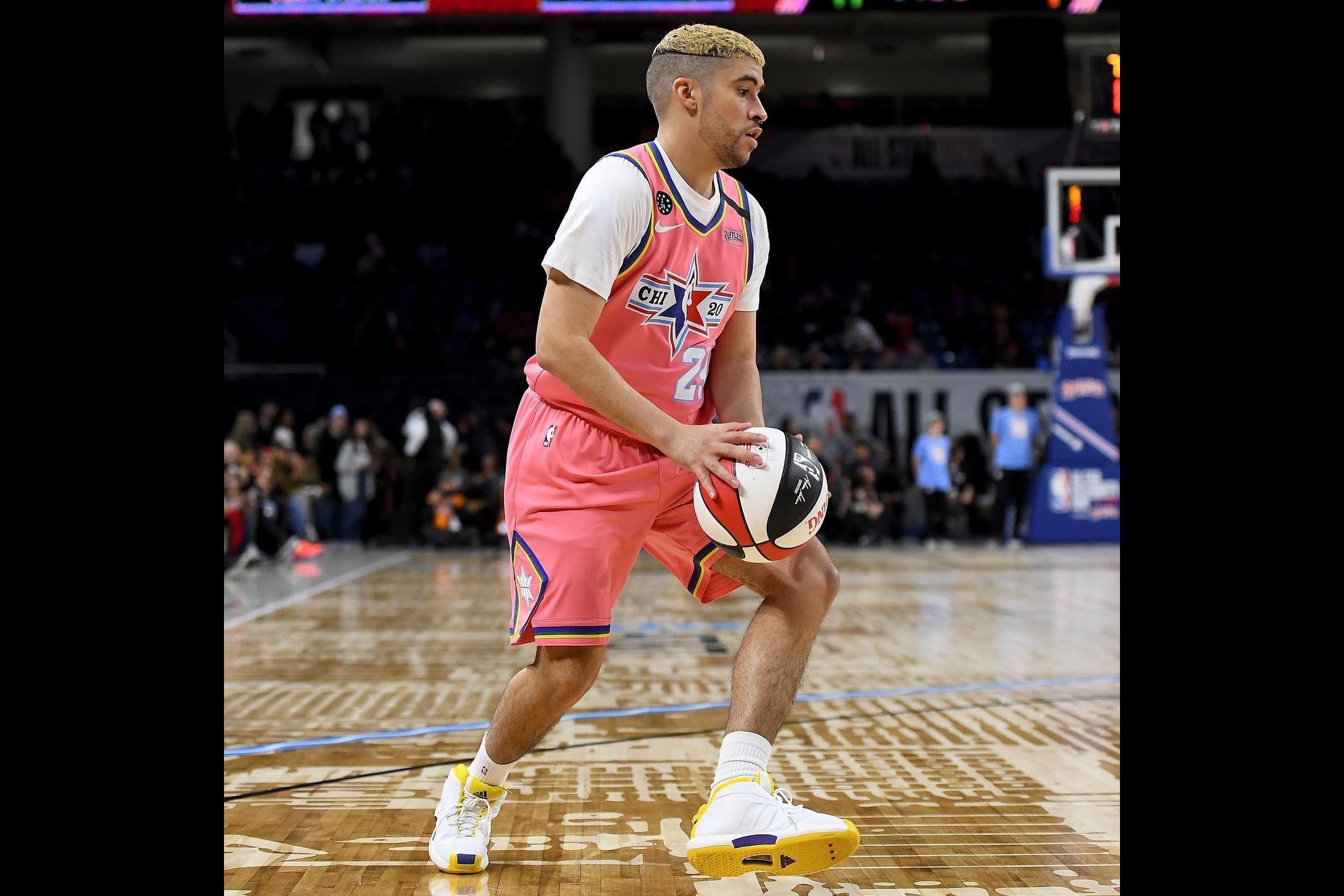 El cantante Bad Bunny en modo básquetbol.