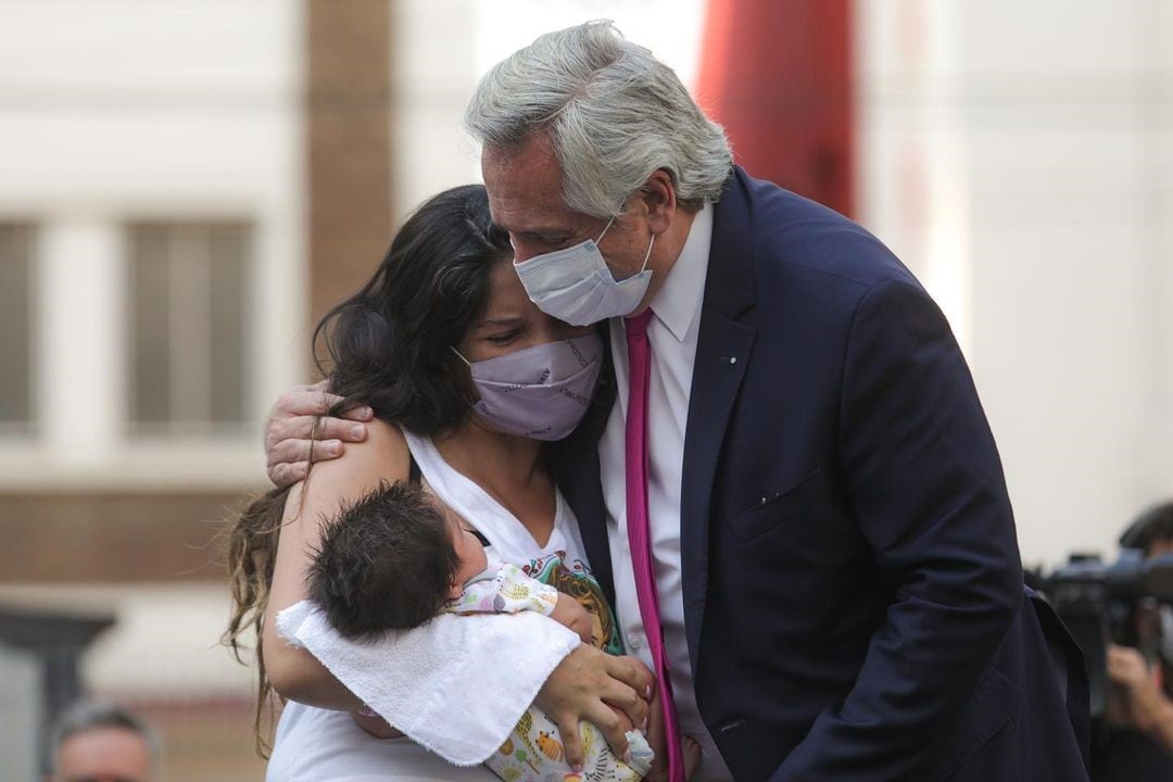 Alberto Fernández le entregó a Daniela la llave de su casa propia en 2021. Imagen: @alferdez.