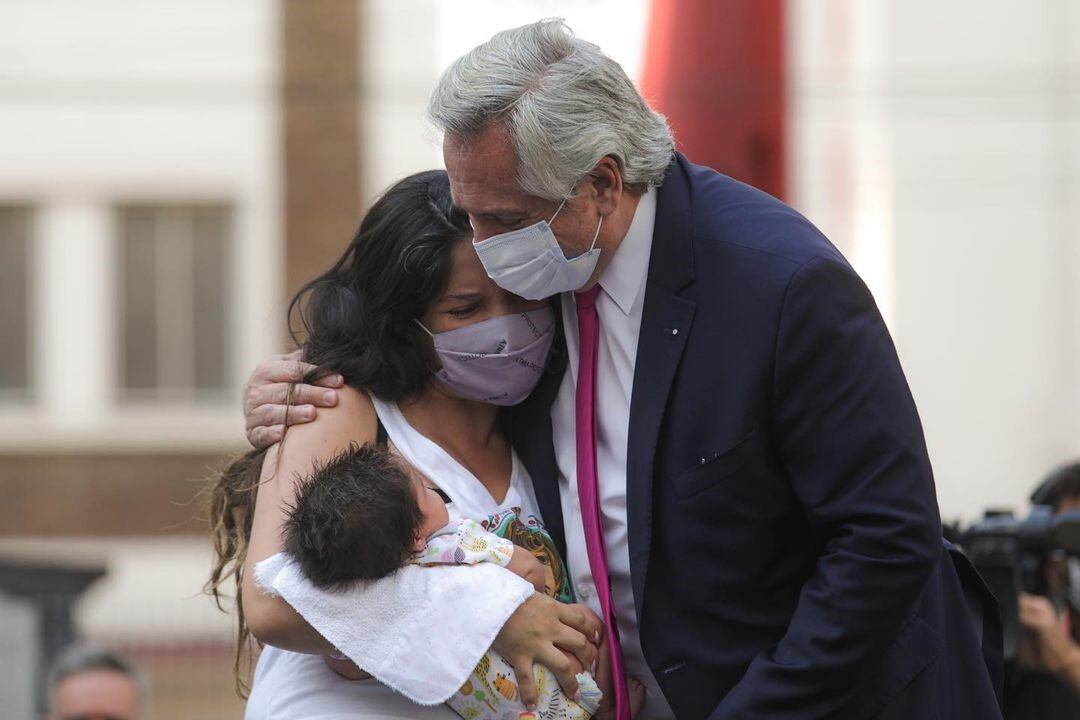 Alberto Fernández le entregó a Daniela la llave de su casa propia en 2021. Imagen: @alferdez.