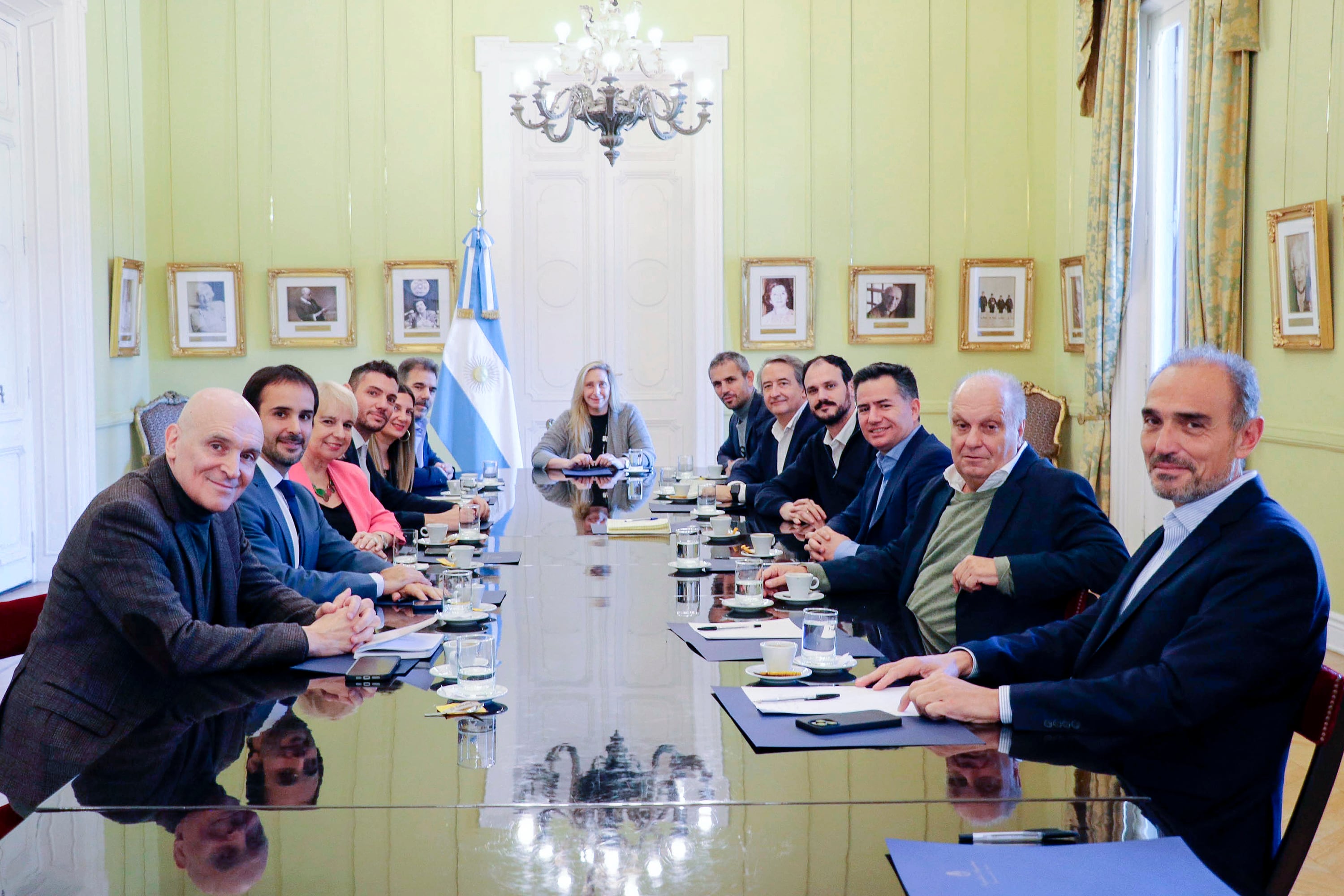 Ante la ausencia del Presidente, "El Jefe" se sentó a la cabecera.
