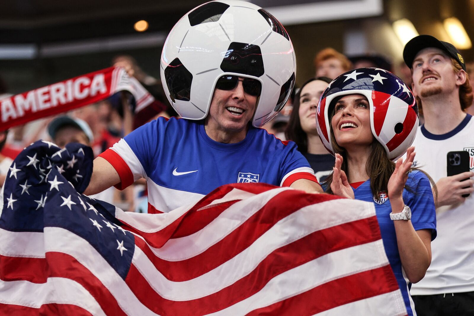 El hincha de EEUU, con la bandera y la pelota en la cabeza