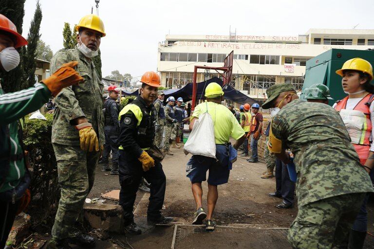 Labores de rescate en la zona donde se derrumbó el colegio al que se supuso que iba la inexistente Frida.