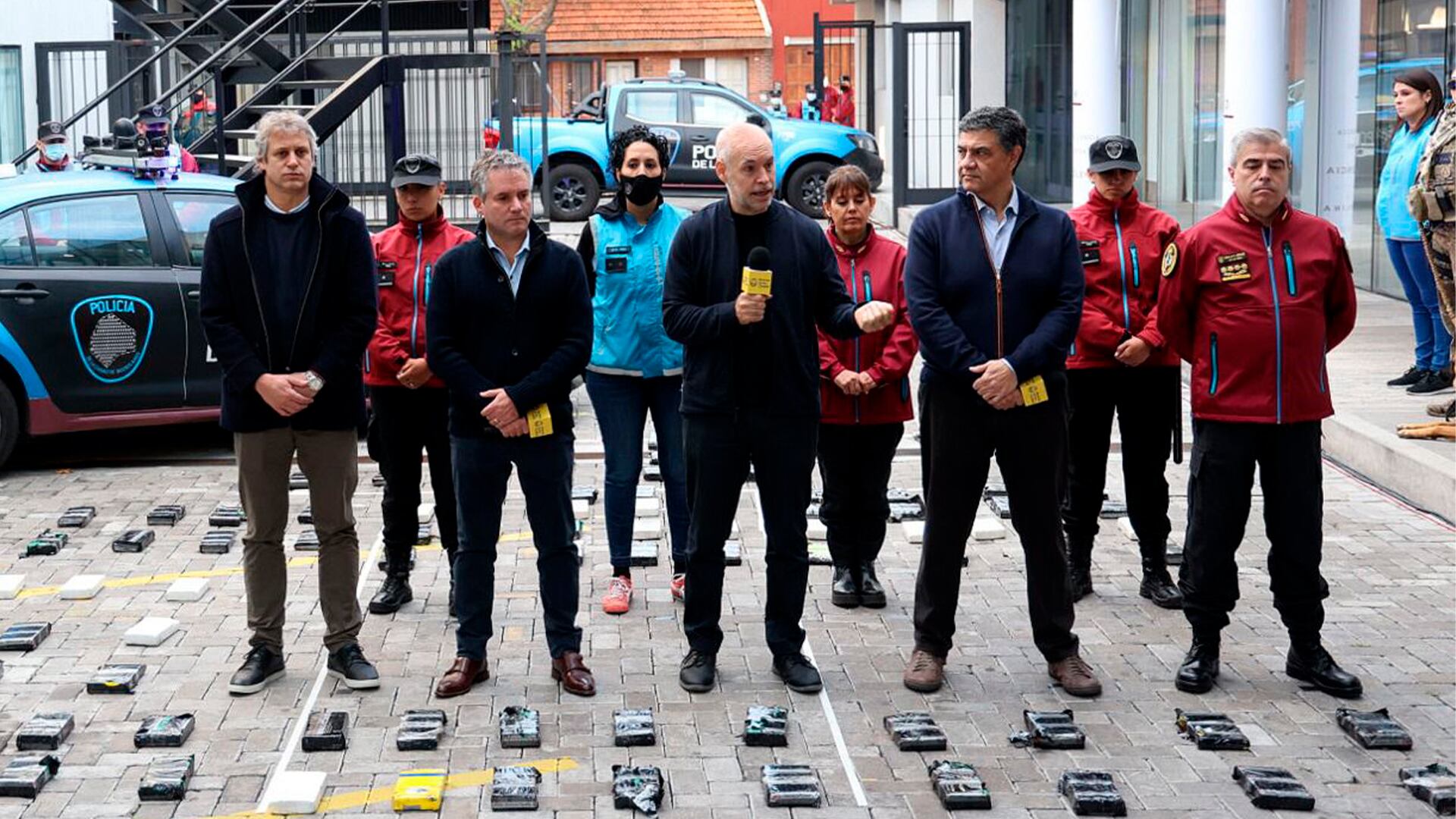 Horacio Rodríguez Larreta, Felipe Miguel y Marcelo D'Alessandro junto a personal de la Policía de la Ciudad al anunciar el decomiso de más de 100 kilos de cocaína escondidos dentro de un doble fondo de camión en un galpón en Lomas de Zamora.
