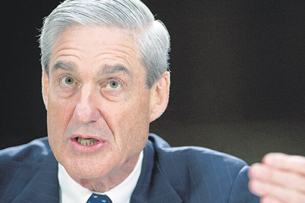 El fiscal especial Mueller acusó a doce espías rusos de hackear la campaña de Hillary Clinton.