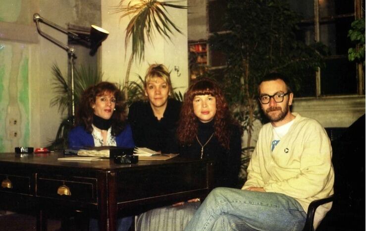 Visita de Mariela Muñoz a la casa de Paraná 157. Junio de 1993. De izquierda a derecha, Karina Urbina, Patricia Gauna, Mariela Muñoz y Carlos Jáuregui. 