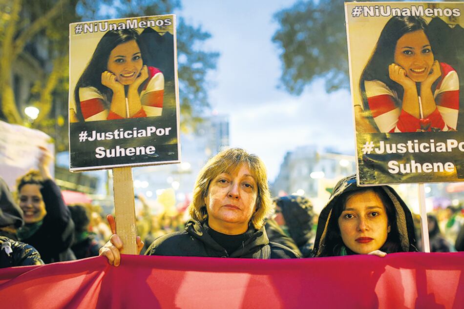 catarina y sarah, madre y hermana de suhene carvalhes muñoz, asesinada en 2014, marchando por ella y a favor del aborto.