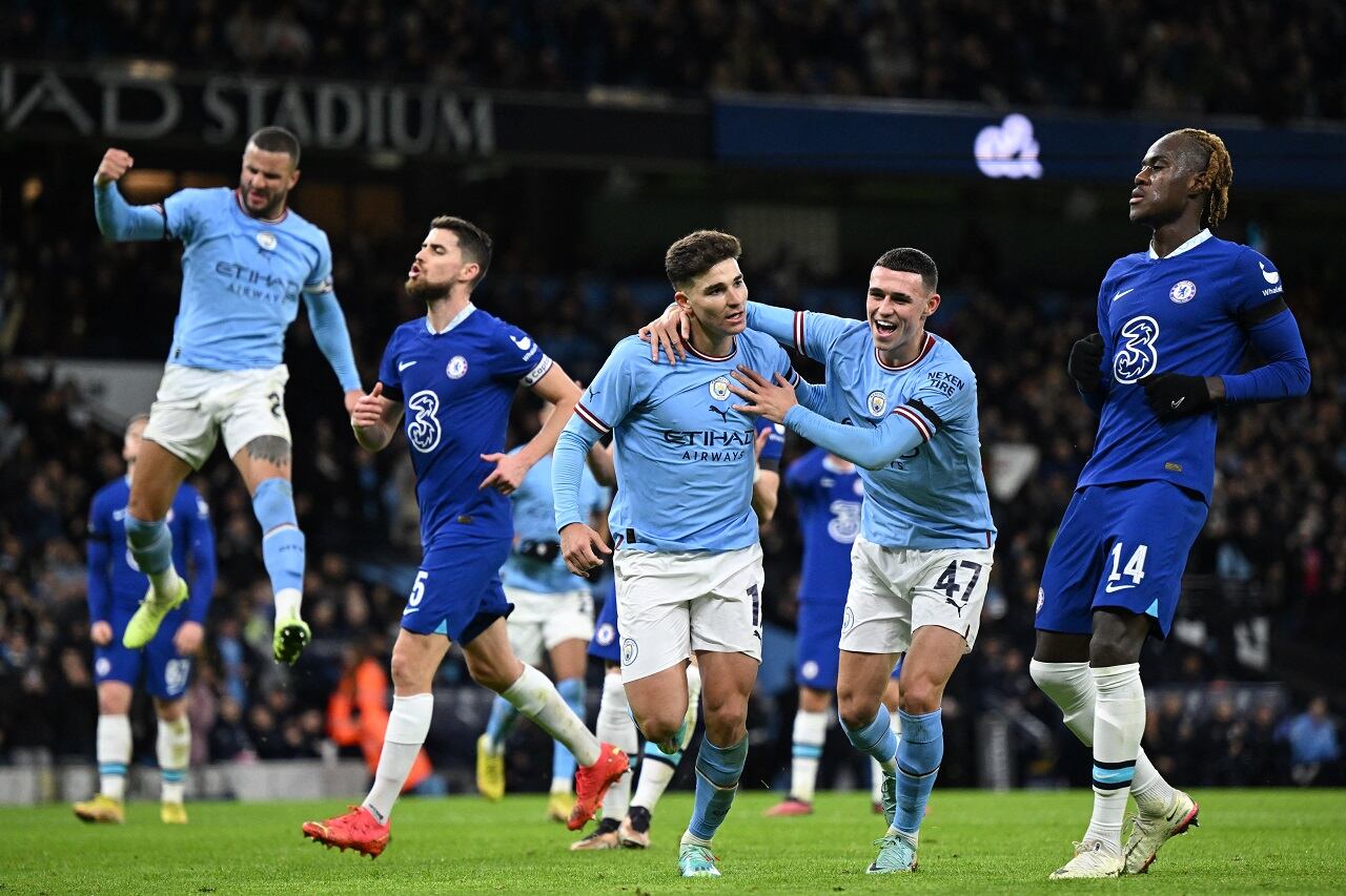 El inglés Foden abraza a Julián Álvarez luego de convertido su penal vs Chelsea