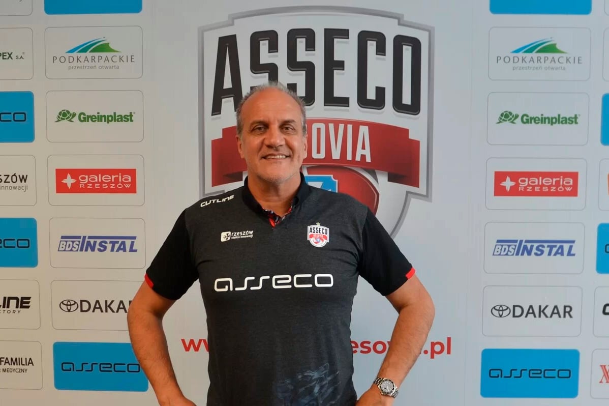 El laureado DT estrenará el 2022 en la liga polaca