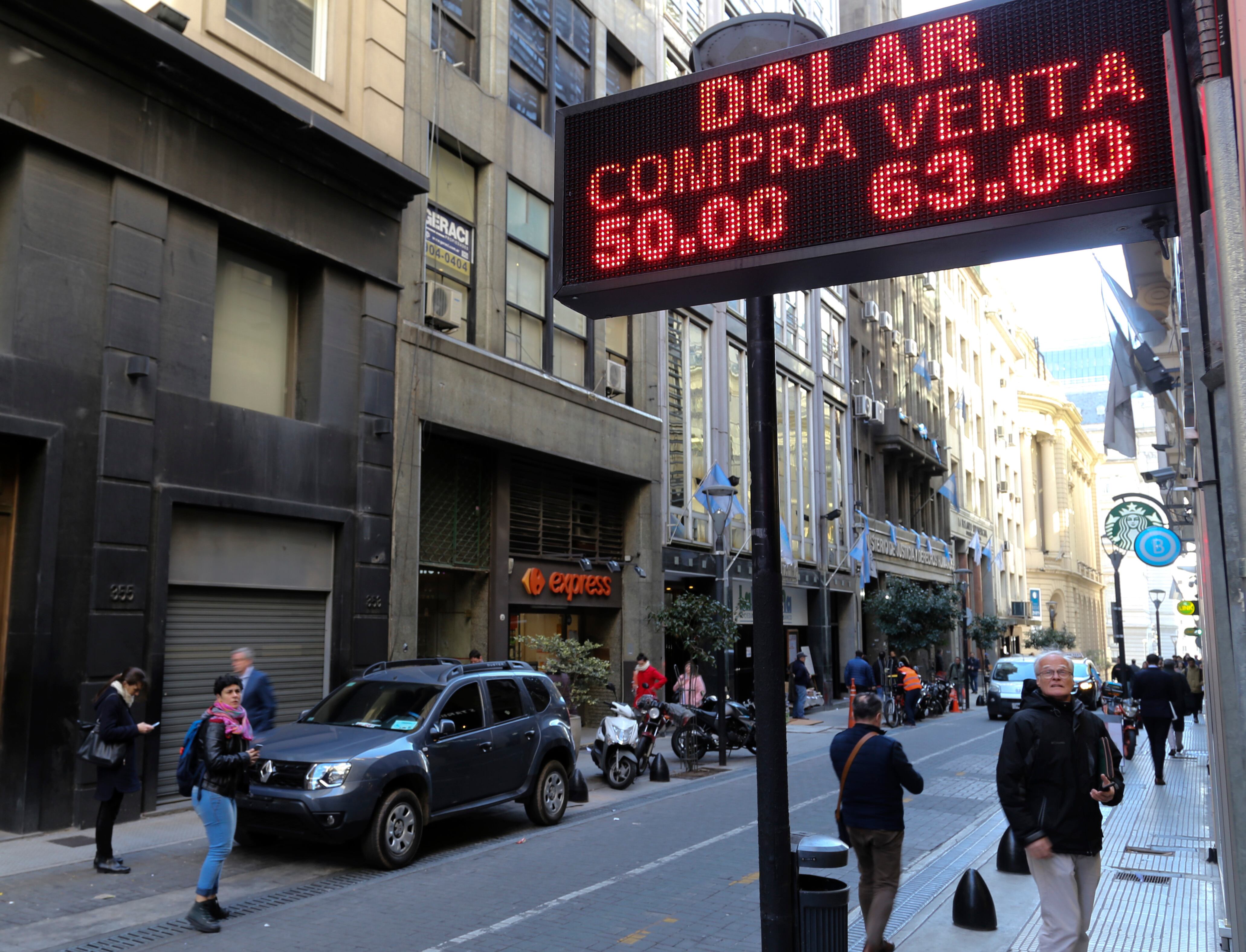 El dólar llegó a venderse por encima de los 60 pesos.