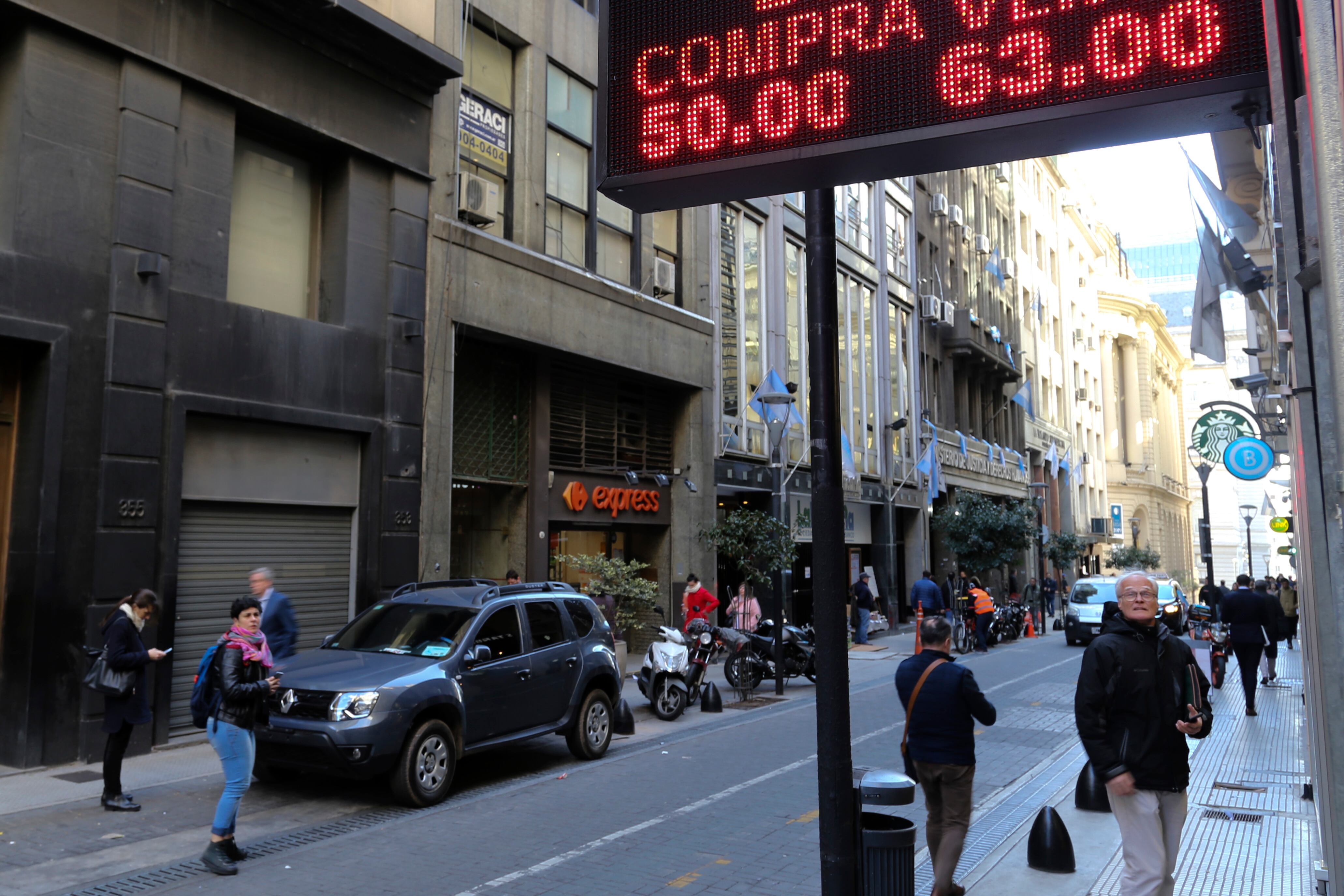 El dólar llegó a venderse por encima de los 60 pesos.