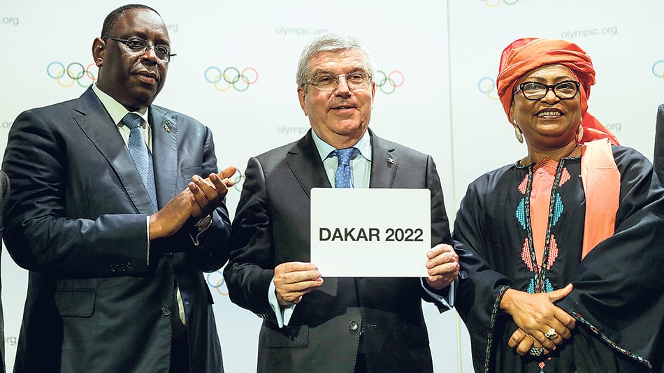 Thomas Bach, titular del COI, anuncia la nueva sede junto al presidente de Senegal y la alcaldesa de Dakar.