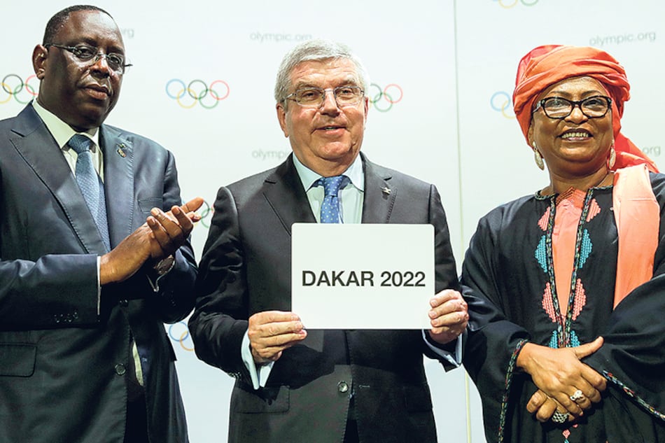 Thomas Bach, titular del COI, anuncia la nueva sede junto al presidente de Senegal y la alcaldesa de Dakar.