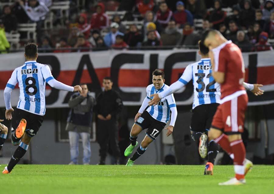 Marcos Acuña, una de las figuras de Racing, celebra el tercer gol.