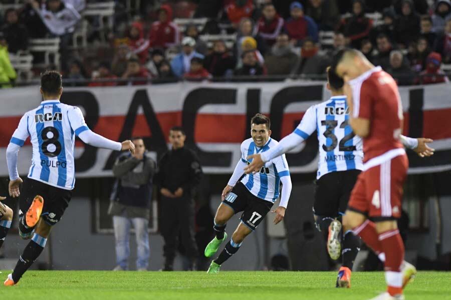 Marcos Acuña, una de las figuras de Racing, celebra el tercer gol.