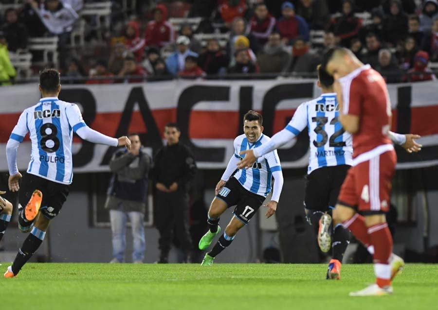 Marcos Acuña, una de las figuras de Racing, celebra el tercer gol.