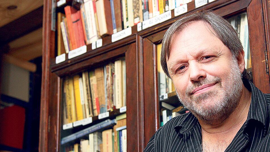 Tarcus con parte de la colección del Cedinci, que ya no entra en las dos sedes que ocupa.