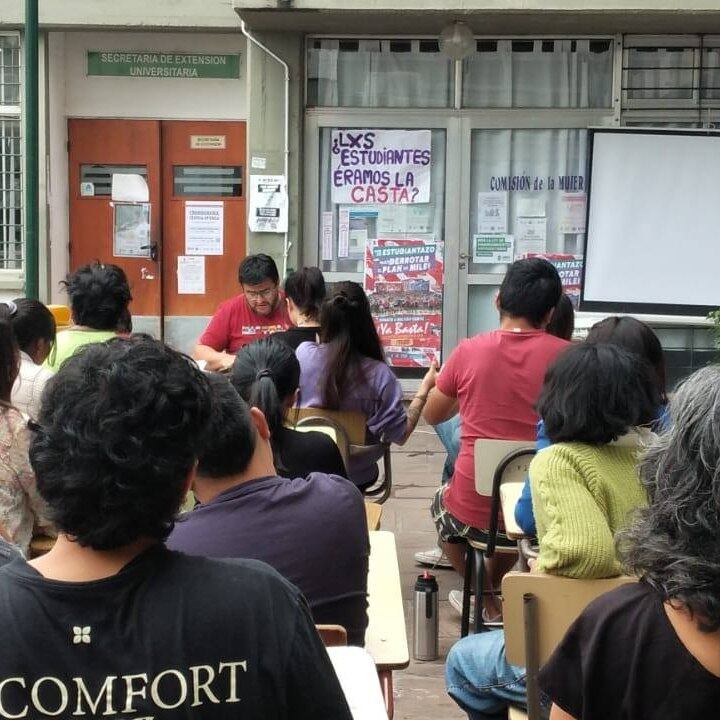 Clase pública en la toma