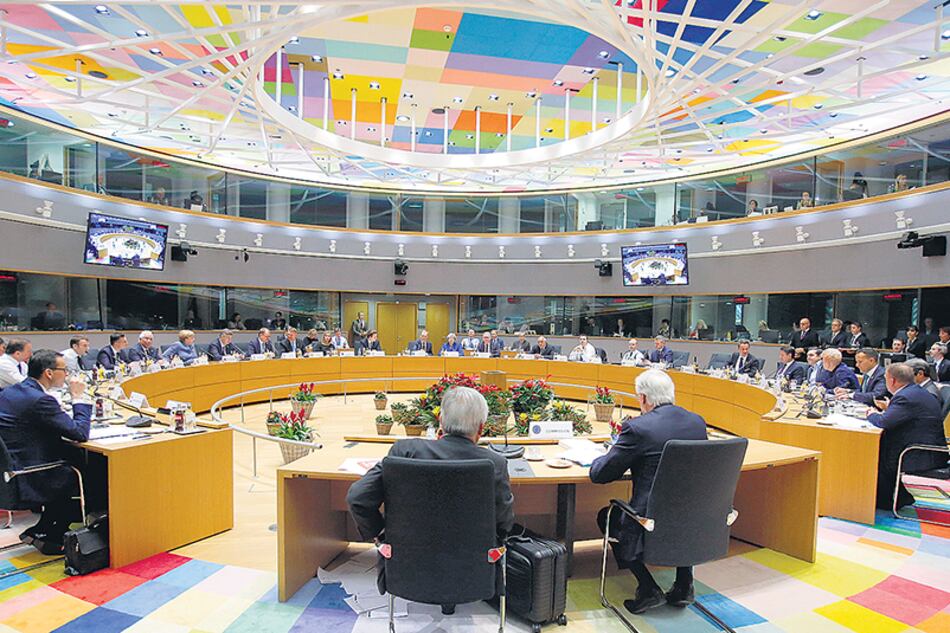 May y los 27 líderes del bloque participaron de la cumbre extraordinaria en Bruselas.