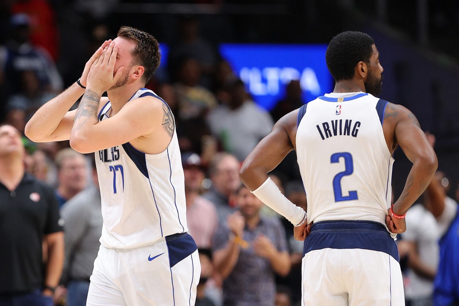 La dupla Luka Doncic-Kyrie Irving resultó en un fracaso estrepitoso en su primera temporada