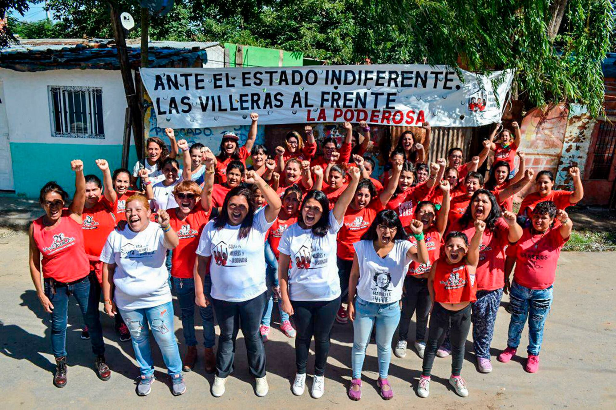 Las mujeres de Rosario y otros lugares frente a la nueva Casa de Los Pumitas.