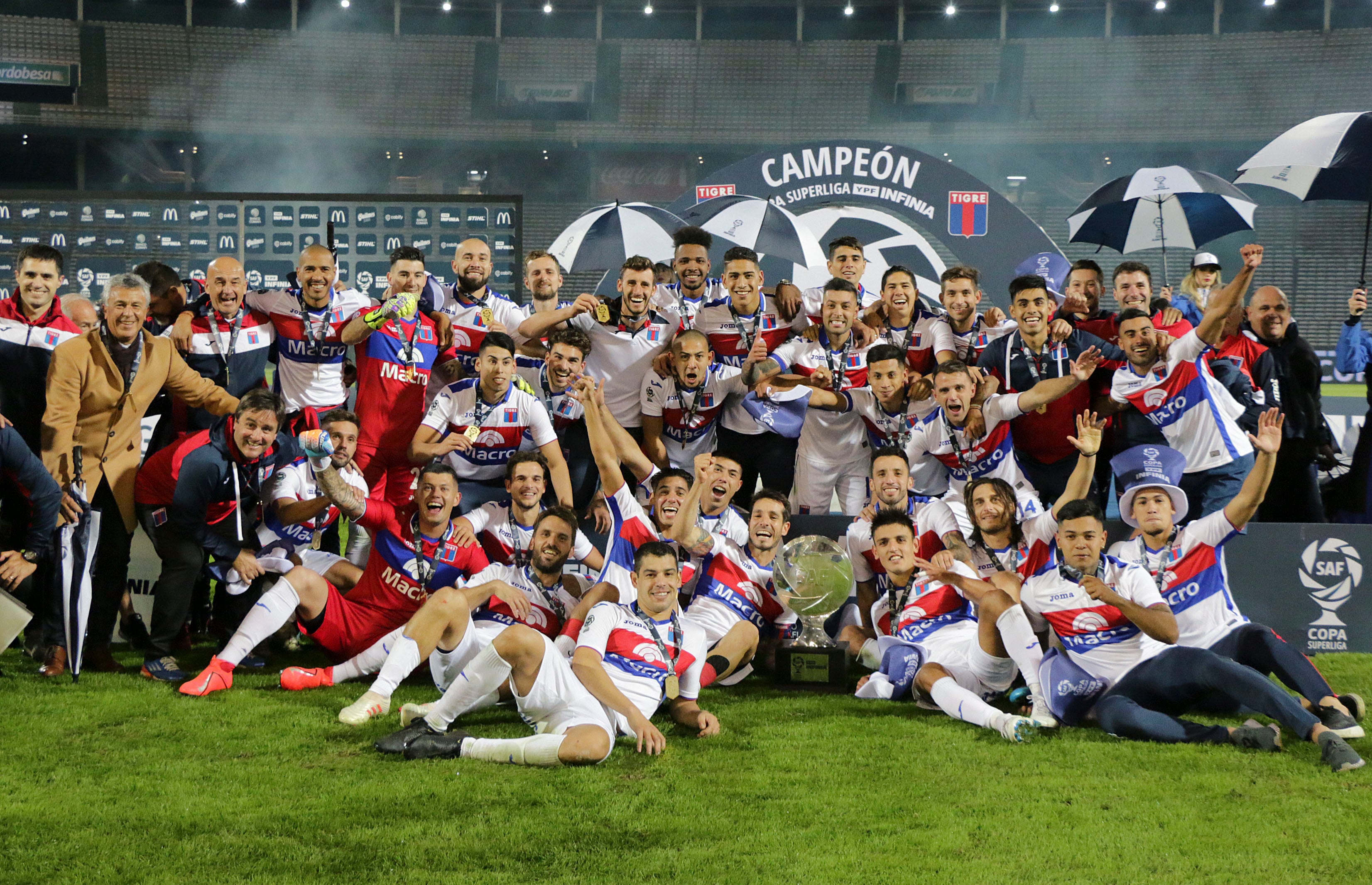 El plantel de Tigre festeja su primer título en la máxima categoría.