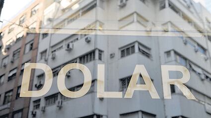 Sobre el cierre de la jornada, el dólar recortó la suba, tras llegar a 46,70.