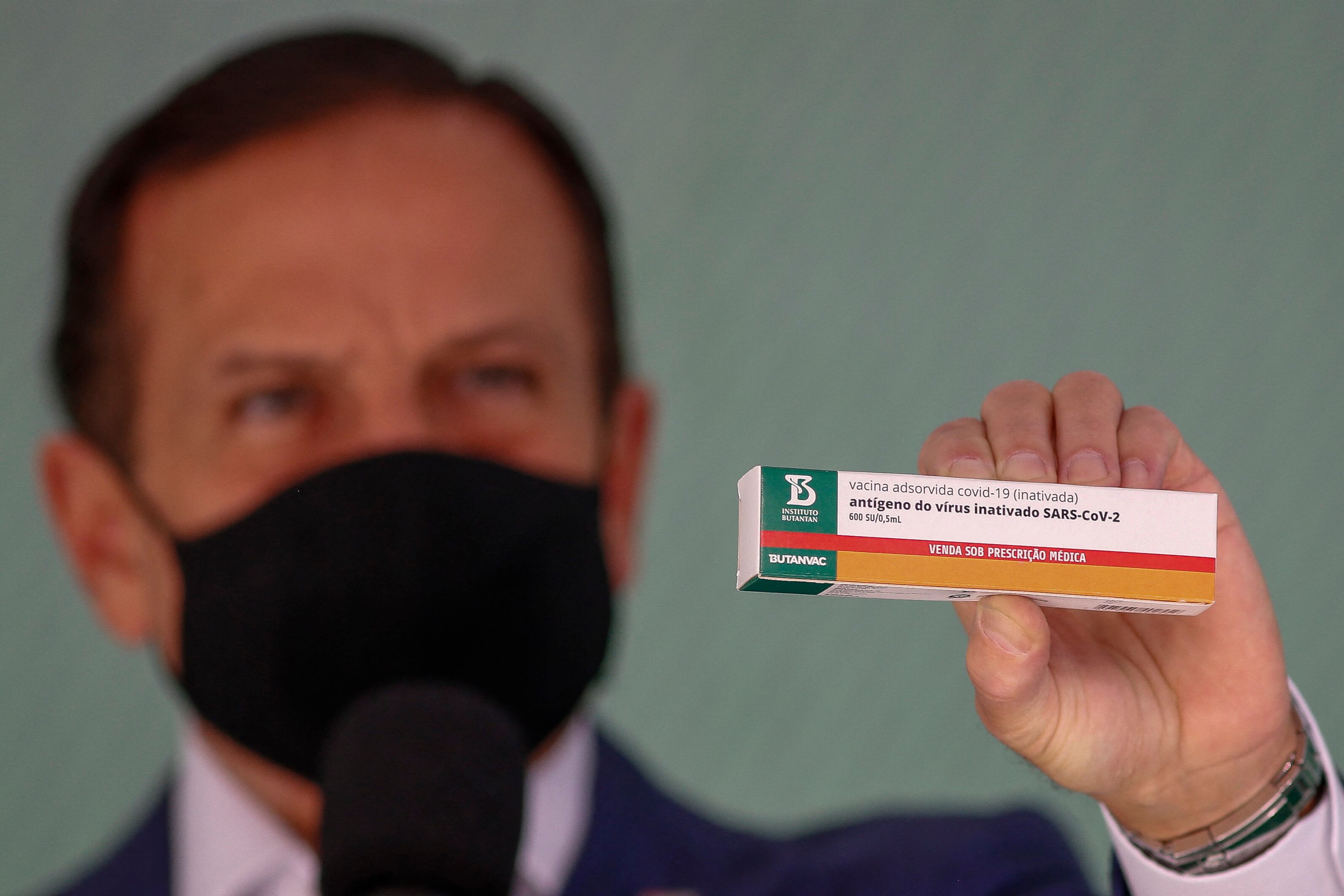 Doria muestra la nueva butanvac.