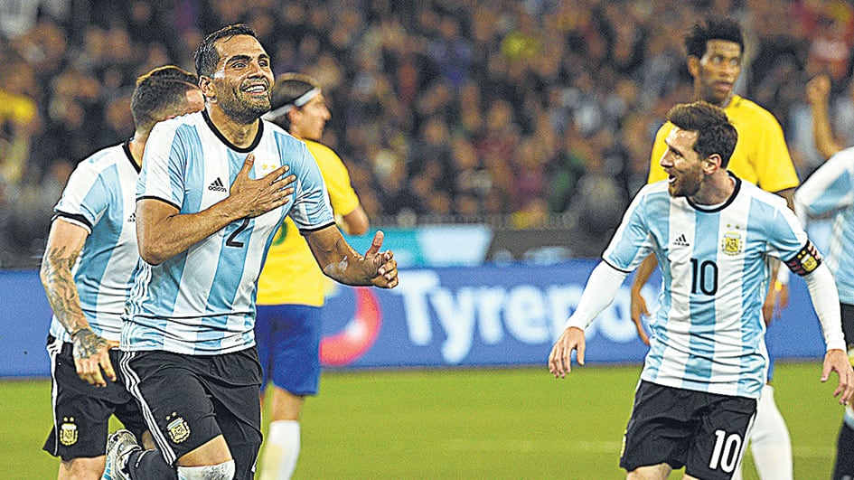 Gabriel Mercado festeja el gol de la victoria, a los 44 minutos, tras una jugada de tiro de esquina.