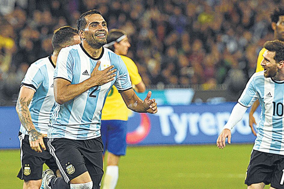 Gabriel Mercado festeja el gol de la victoria, a los 44 minutos, tras una jugada de tiro de esquina.