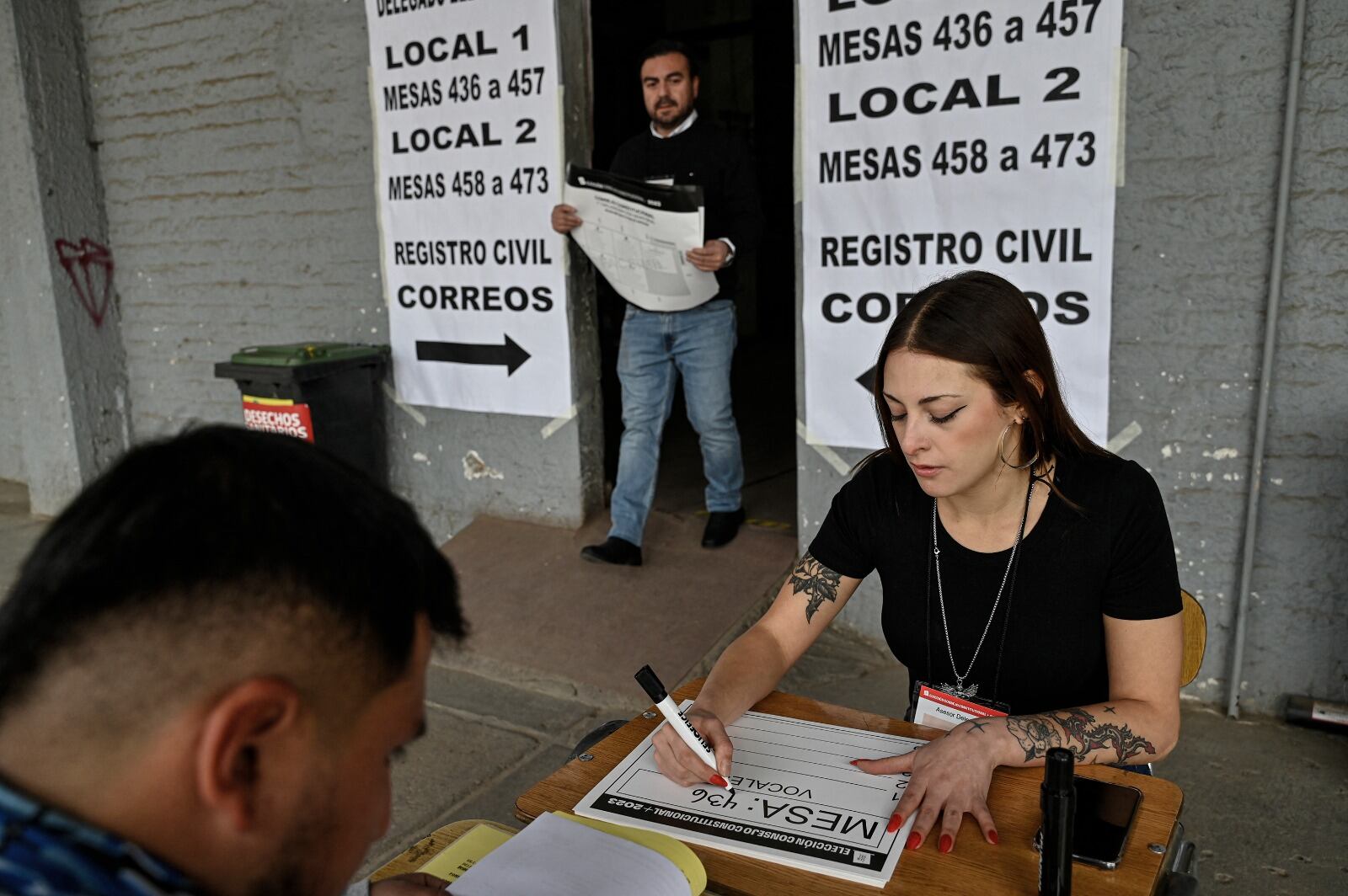 Preparativos en un centro de votación en el Estadio Nacional de Santiago.