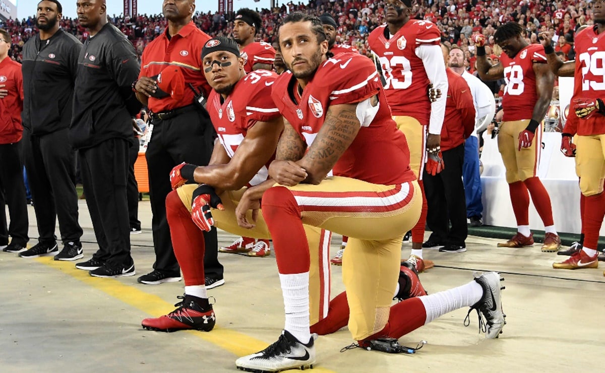 La imagen de Kaepernick arrodillado, que se convirtió en un símbolo de la lucha contra el racismo.