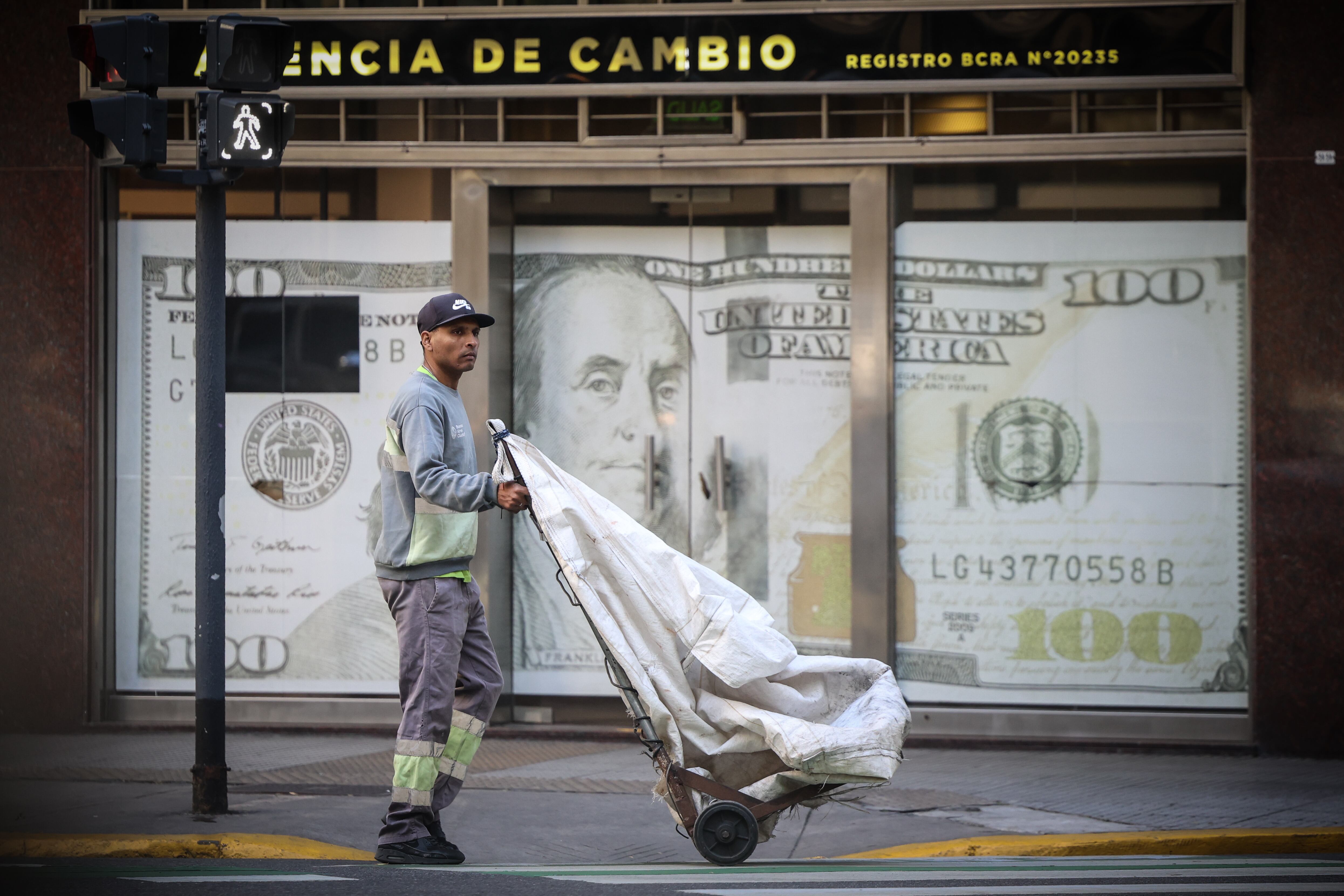 Sube el dólar y las tasas, la inflación amenaza reaparecer y se hunde la actividad económica