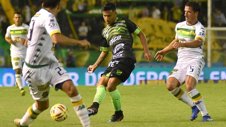 Domingo Blanco, uno de los mejores pasadores del Halcón, descarga ante la marca de Miloc y Villalba.