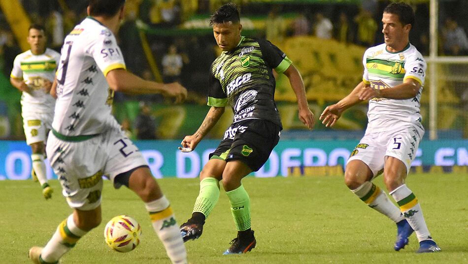 Domingo Blanco, uno de los mejores pasadores del Halcón, descarga ante la marca de Miloc y Villalba.