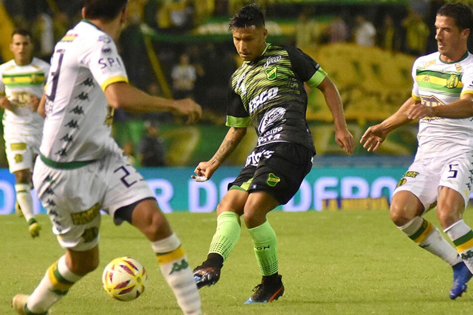 Domingo Blanco, uno de los mejores pasadores del Halcón, descarga ante la marca de Miloc y Villalba.