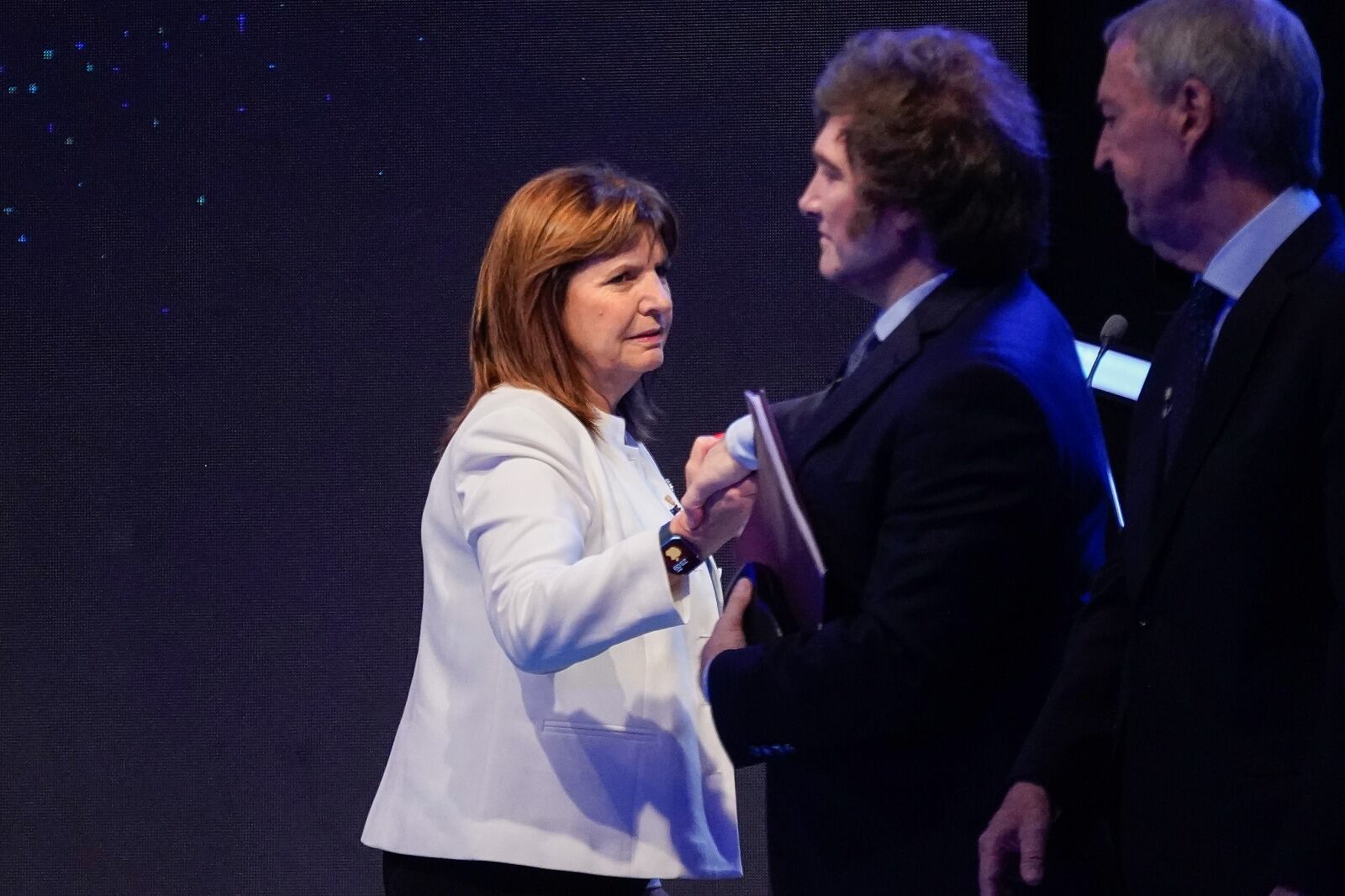 Todo estuvo expuesto y planificado en el debate, también los modos del saludo.