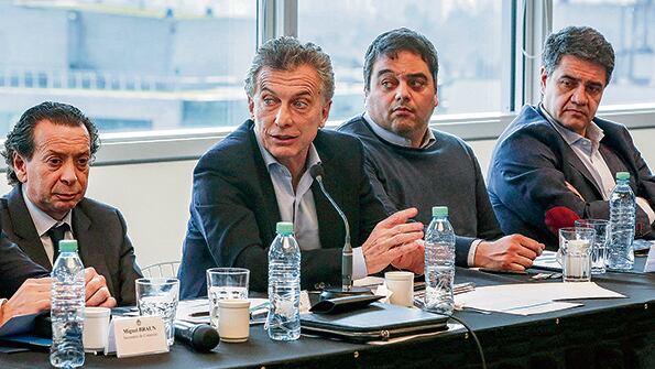 Mauricio Macri, con sus ministros y el intendente local, en un encuentro que debía ser en tono amable.