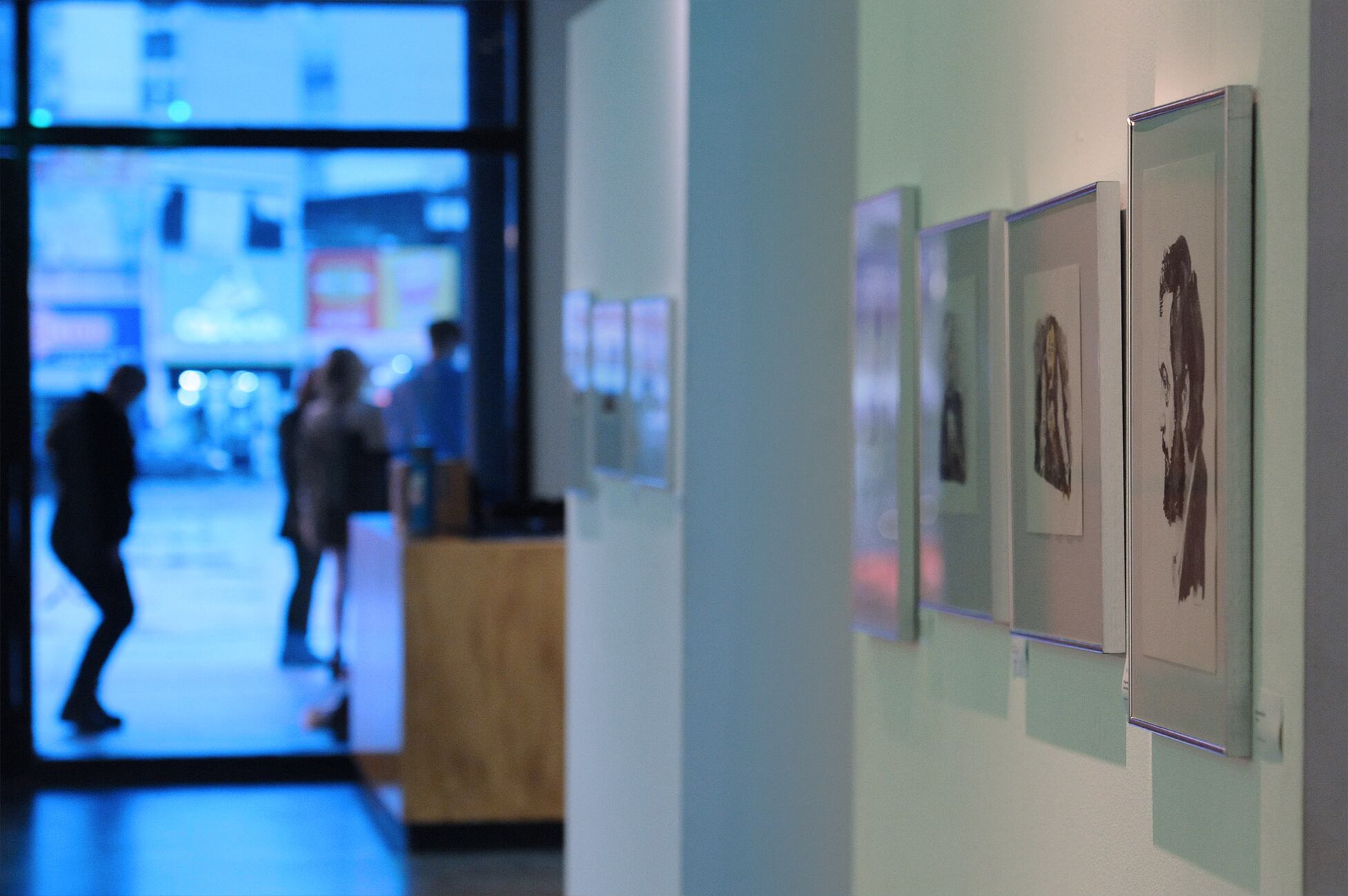 Los personajes parten del cine y cobran movimiento propio en las acuarelas.