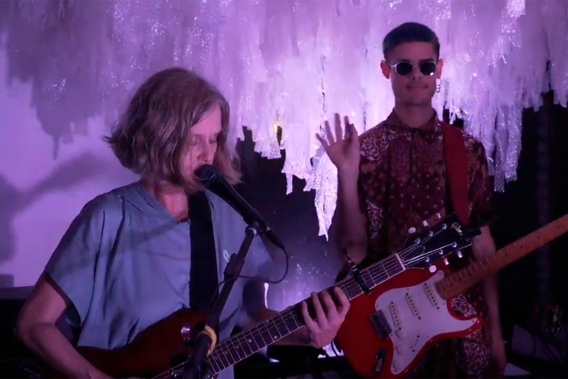 Este sábado, la madrina del indie Juana Molina y el cebado CA7RIEL tocarán juntos en el ciclo Atardeceres en Tecnópolis.