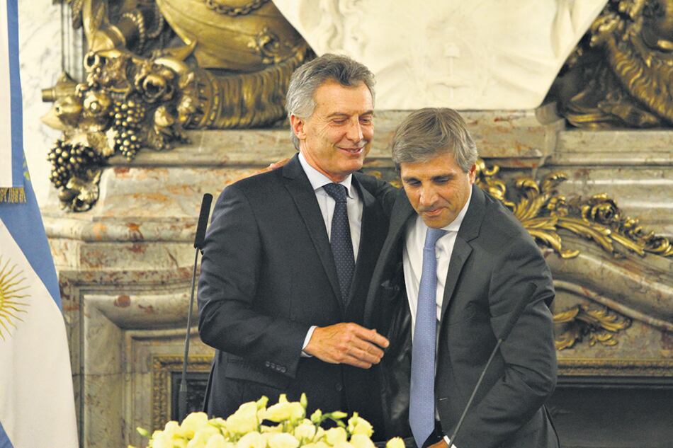 El presidente Mauricio Macri junto al ministro de Finanzas, Luis Caputo, arquitecto del endeudamiento.