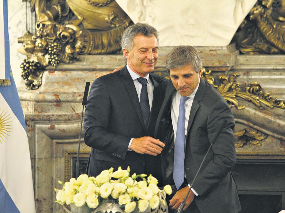 El presidente Mauricio Macri junto al ministro de Finanzas, Luis Caputo, arquitecto del endeudamiento.