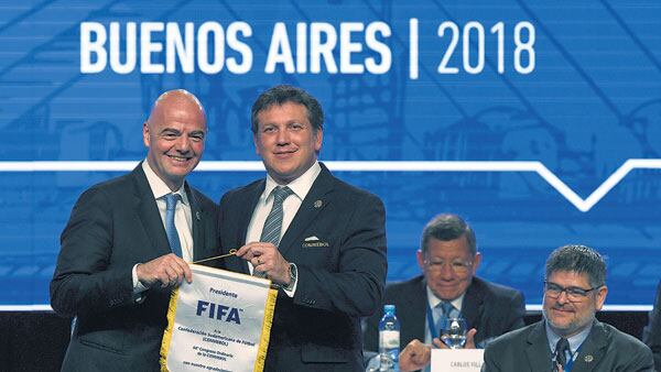 Giovanni Infantino junto al presidente de la Conmebol, Alejandro Domínguez, en el hotel.